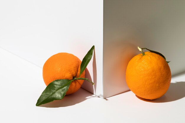 모서리 옆에있는 오렌지의 전면보기