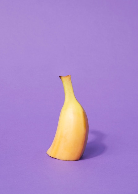 Вид спереди органический банан срез с копией пространства