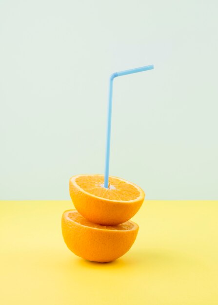 Вид спереди органический апельсин с соломой
