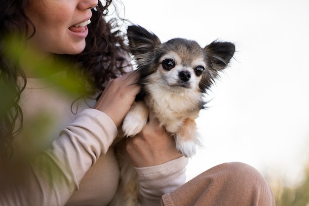 Foto gratuita proprietario di vista frontale con simpatico cane chihuahua