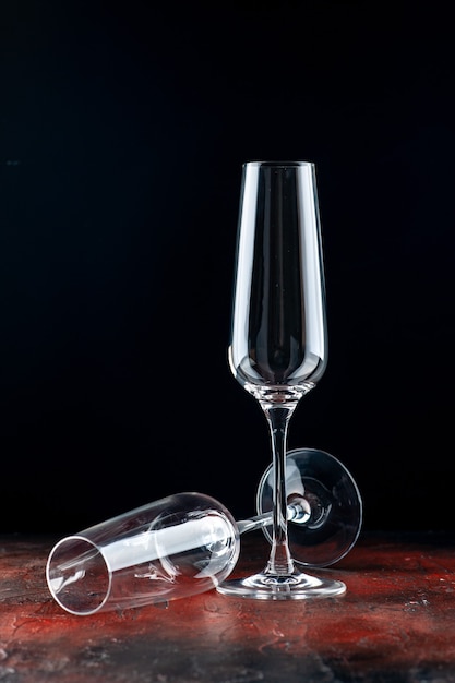 Вид спереди пара бокалов для шампанского
