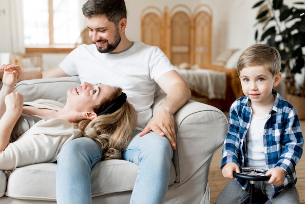 Foto gratuita vista frontale genitore e figlio che soggiornano in casa