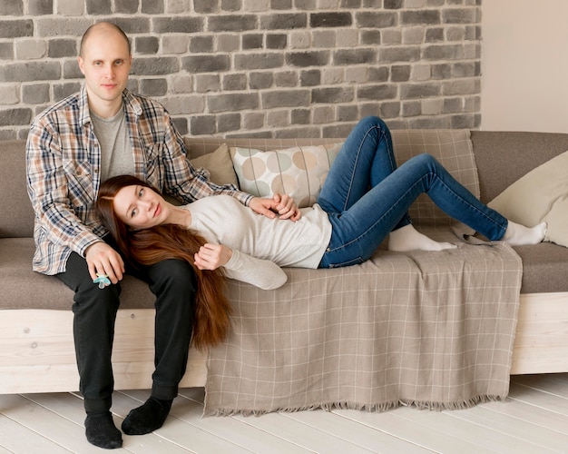 Free photo front view of parents sitting on couch