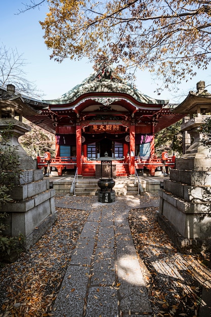 日本の寺院に向かう道の正面図