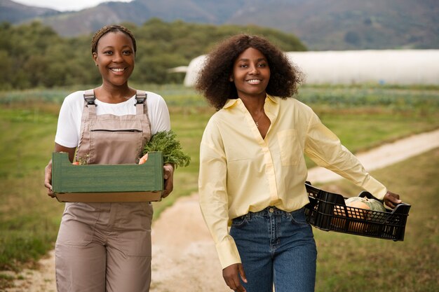 収穫と正面から見た農民の女性