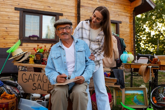 Бесплатное фото Люди с видом спереди на гаражной распродаже