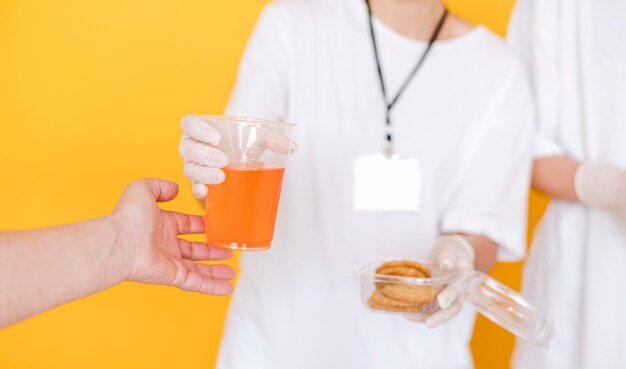 食料を寄付する人々の正面図