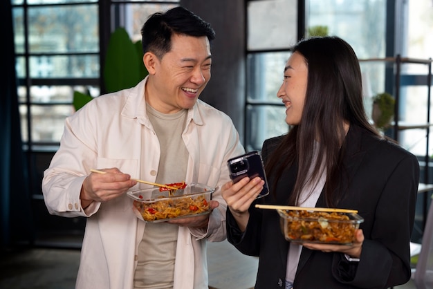 Foto gratuita vista frontale persone che mangiano cibo asiatico