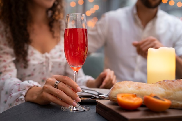 Foto gratuita la vista anteriore delle persone che si divertono a una cena