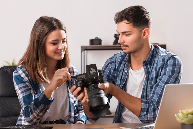 Люди вид спереди, глядя на фотографии на камеру