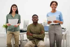 Foto gratuita vista frontale persone in posa al lavoro