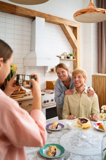 Foto gratuita vista frontale di persone che si rilassano all'interno