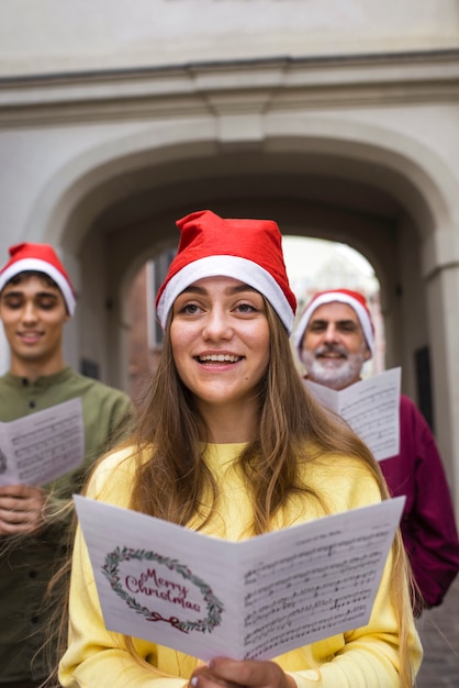 クリスマスキャロルを歌う正面の人々