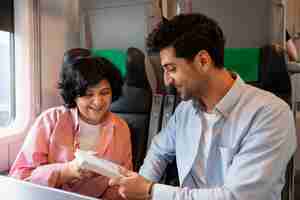 Foto gratuita vista frontale persone che viaggiano in treno