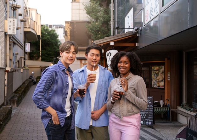 アイスコーヒーを持つ正面の人々