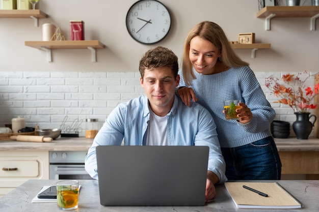 Foto gratuita vista frontale persone con kombucha a casa