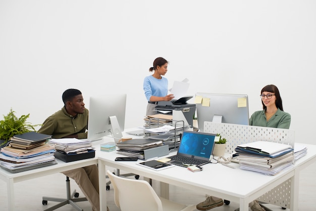 Foto gratuita vista frontale persone che lavorano in ufficio