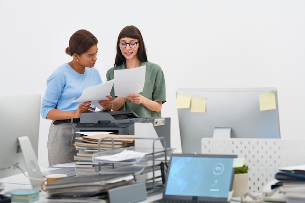 Foto gratuita vista frontale persone che lavorano in ufficio