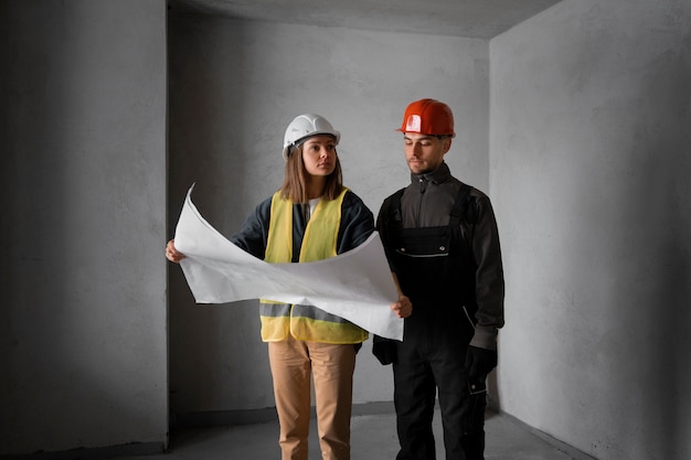 Foto gratuita persone di vista frontale che lavorano insieme