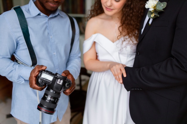 Front view photographer discussing with couple