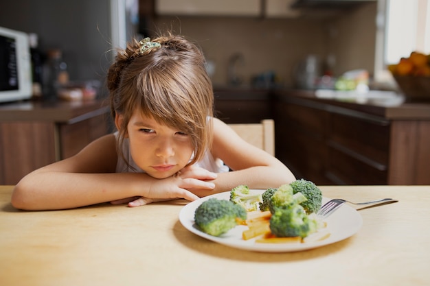 Verdure schizzinose dei rifiuti della ragazza di vista frontale