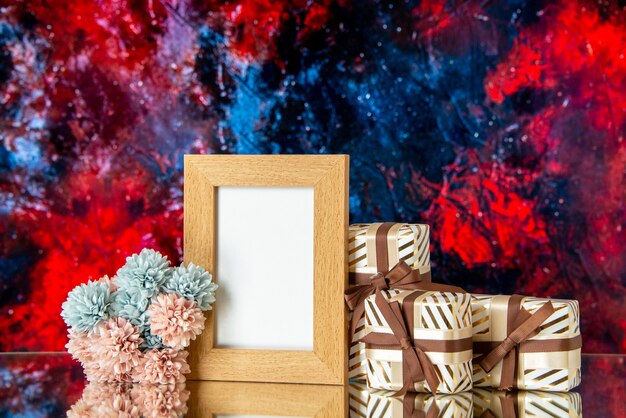 Рамка для фотографий, вид спереди, день святого валентина, представляет цветы, изолированные на темно-красном абстрактном фоне