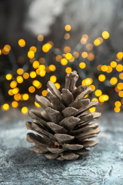 어두운 고립 된 표면 크리스마스 조명에 전면보기 pinecone