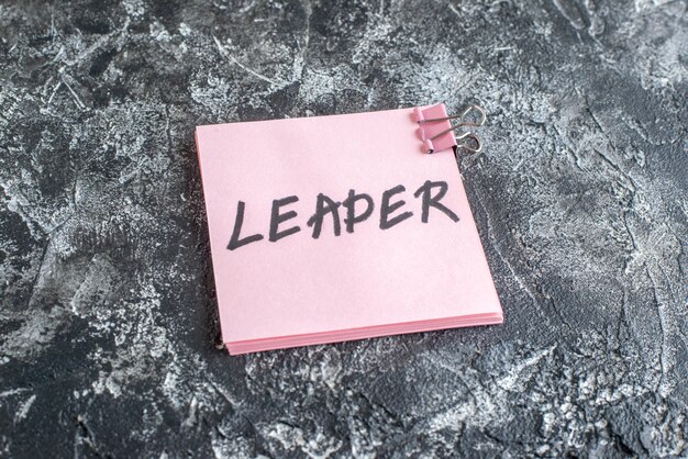 вид спереди розовая наклейка с запиской лидера на серой поверхности работа бизнес школа колледж цветной фото офис
