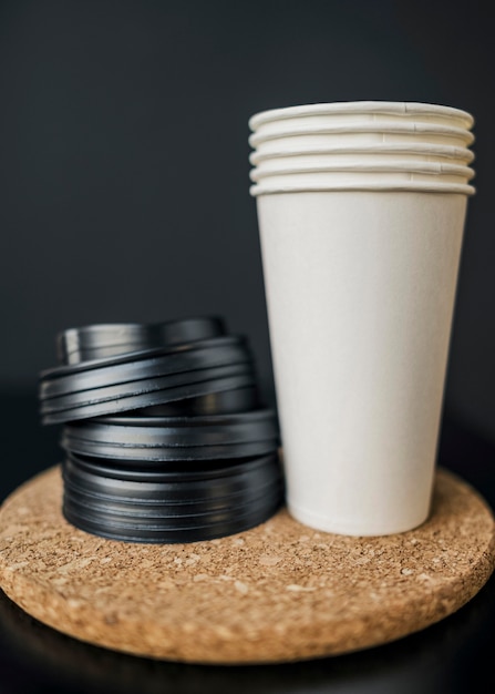 蓋付きのプラスチック製のコーヒーカップの正面図