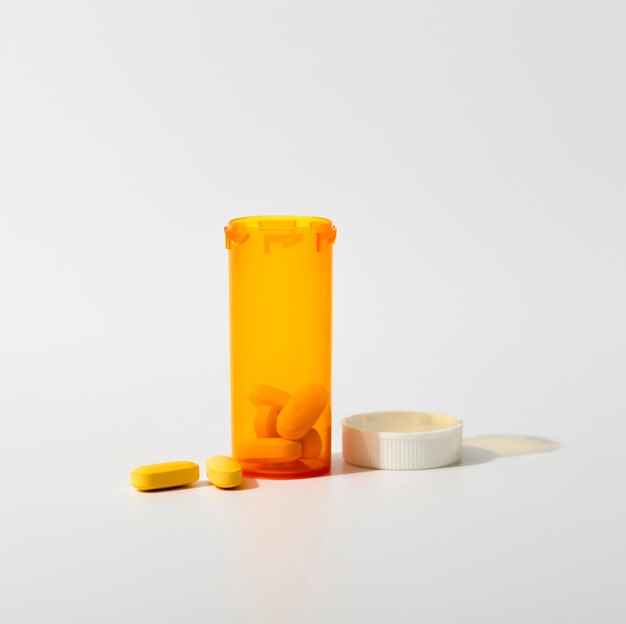 Вид спереди пластикового контейнера с таблетками