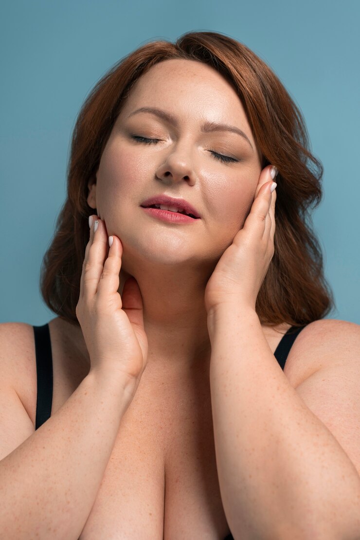 Бесплатный Фотография модель plus size позирует в студии, вид спереди