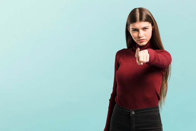 Free photo front view pointing woman in studio