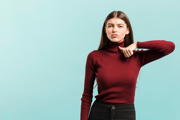 Free photo front view pointing woman in studio