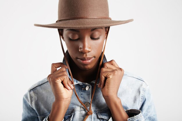 Портрет черной женщины в шляпе, вид спереди