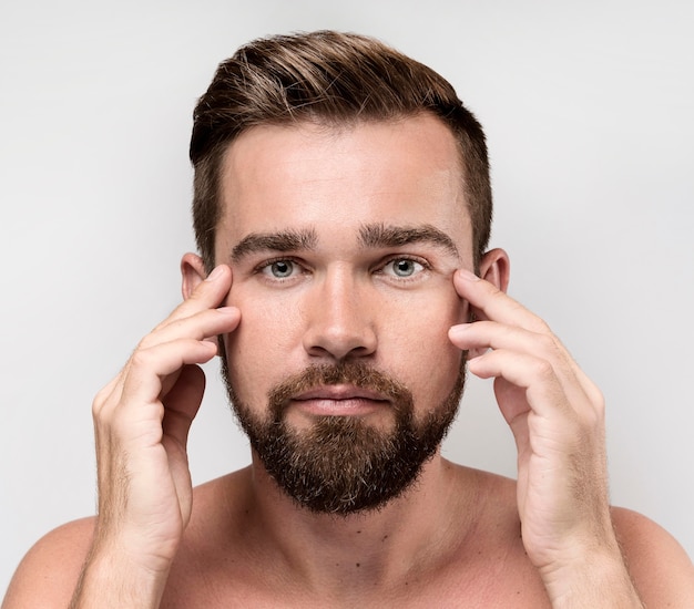 Free photo front view portrait of serious handsome man