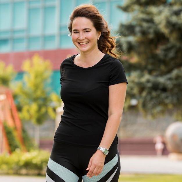 Free photo front view portrait of smiley woman in sportswear