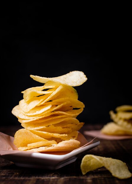Вид спереди картофельных чипсов с копией пространства