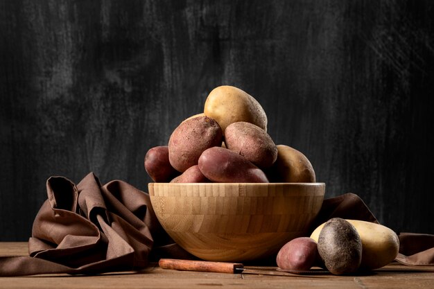 Free photo front view of potatoes in bowl