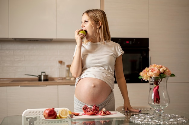 전면보기 임신 한 여자는 사과 먹고