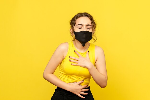 黄色のきれいな女性の咳の正面図