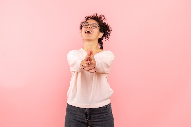 Foto gratuita vista frontale della donna graziosa che imita la pistola che tiene sul rosa