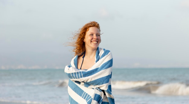 Sorridere abbastanza giovane della ragazza di vista frontale