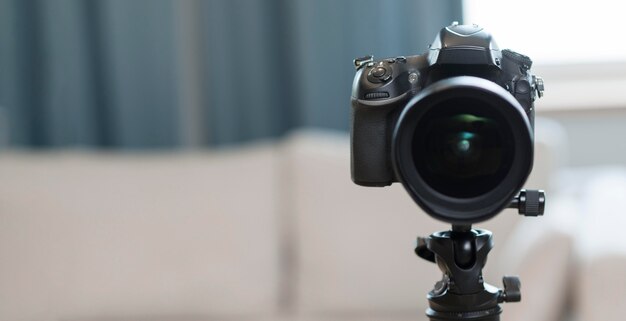 Профессиональная камера вид спереди с копией пространства
