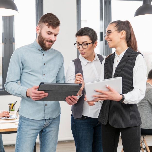 Foto gratuita professionisti della vista frontale che lavorano insieme su un nuovo progetto