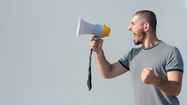 Foto gratuita protestatore di vista frontale con megafono che grida