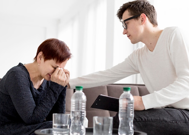 Free photo front view of psychologist consulting a patient