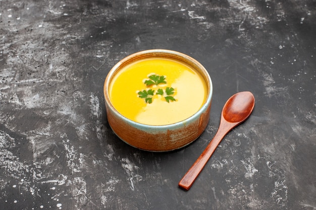 Free photo front view pumpkin soup with greens inside plate on dark table meal fruit soup dish