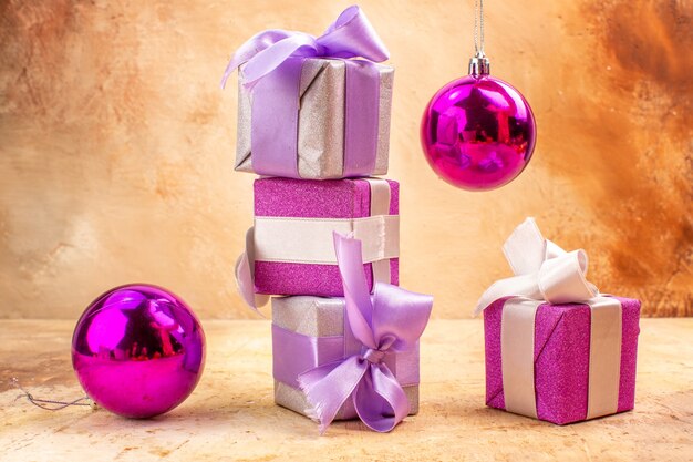 正面図紫色の小さなプレゼントとおもちゃ
