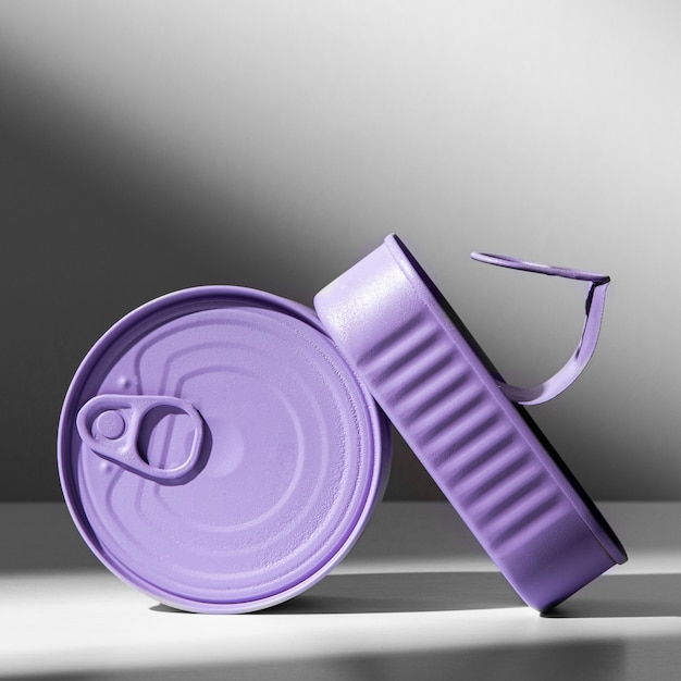Фиолетовые консервные банки, вид спереди