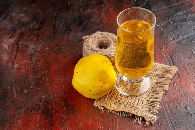 Вид спереди айвовый сок на темном фоне фруктовый спелый лимонад